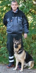Kim Møller fra Sikkerhedszonen mærker stigende efterspørgsel på vagter med hunde til at rundere på virksomhederne om natten. Her ses han med sin hund Neema.