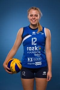 Katrine Lundberg som er en del af Slagelse Talent og Elite udgjorde en god figur ved nettet i kampen, og fik sammen med resten af holdet en god sejr, og venter nu på at Volleyball Danmark skal trække lod om hvem næste modstander bliver i kvartfinalen. Fotograf: MortenO.com