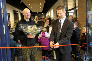 Christian Sarøe (tv.) og borgmester Stén Knuth til den officielle åbning af Fitness Fokus. 