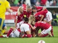 [DK=20160920: Pernille Harder, Danmark, Theresa Nielsen, Danmark, Simone Boye Sørensen, Danmark, Johanna Rasmussen, Danmark, jubler efter scoringen til 1-0]
[UK=20160920: Danish celebration after the goal for 1-0]