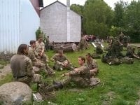 Slagelsemarch, deltagere hviler ved skovstuen, Bakkely Skov, Vemmelev. Foto: Jette