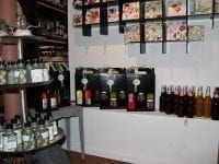 Grønlund har specialøl, vin og andre drikkevarer, de leveres i fine gaveæsker.
Foto: Jette