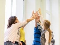 Skolebørn laver high-five. Foto: Colourbox.