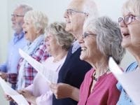 Gruppe af ældre får sangtræning. Foto: Colourbox