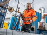 Tekniker Thomas Rasmussen fra Arkil Miljøteknik monitorerer løbende anlægget i Korsør. Foto: Arkil