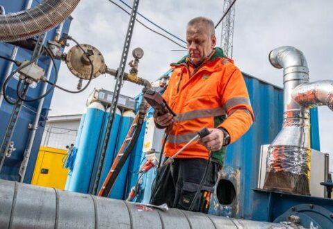 Tekniker Thomas Rasmussen fra Arkil Miljøteknik monitorerer løbende anlægget i Korsør. Foto: Arkil